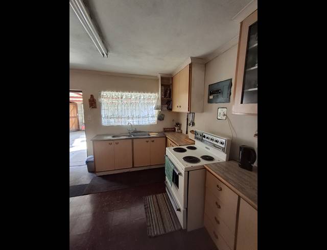 5 BEDROOM FREESTANDING FOR SALE IN EASTWOOD